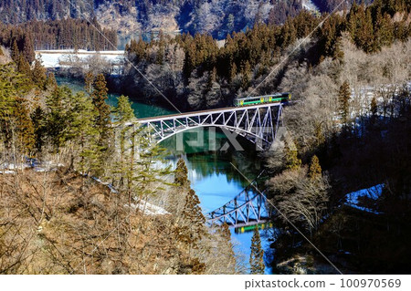 冬天穿過第一隻只見川大橋的只見線木波 E120 號列車（福島縣三島町，2 月下旬） 100970569