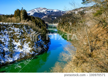 只見線 從西敷橋看到的冬季只見川二橋(福島縣三島町,2月) 只見線 從西敷橋看到的冬季只見川二橋(福島縣三島町,2月) 100970571