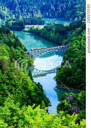 只見線Kiha E120號列車在春天穿過第一座只見川大橋（福島縣三島町，5月中旬） 100970580