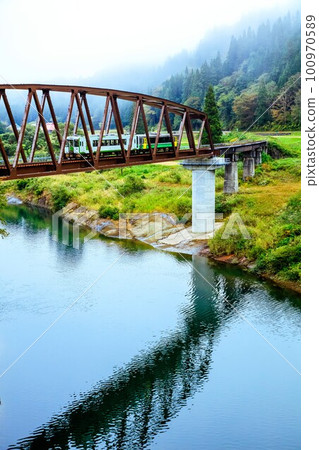 秋天穿過只見川七橋的只見線列車(福島縣金山町,10 月下旬) 秋天穿過只見川七橋的只見線列車(福島縣金山町,10 月下旬) 100970589