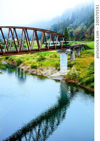 Tadami Line Train crossing the Seventh Tadami River Bridge in autumn (Kanayama Town, Fukushima Prefecture, late October) Tadami Line Train crossing the Seventh Tadami River Bridge in autumn (Kanayama Town, Fukushima Prefecture, late October) 100970591