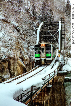 只見線木波 E120 系列列車在冬季穿越 4 號只見川大橋(福島縣金山町,2 月) 只見線木波 E120 系列列車在冬季穿越 4 號只見川大橋(福島縣金山町,2 月) 100970617