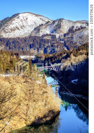 冬天穿過第一隻只見川大橋的只見線火車（福島縣三島町，2 月下旬） 100970626