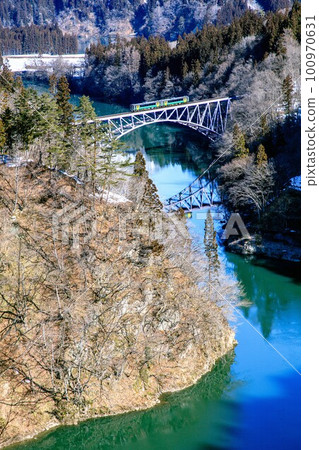 Tadami Line Train crossing the Daiichi Tadami River Bridge in winter (Mishima Town, Fukushima Prefecture, late February) 100970631