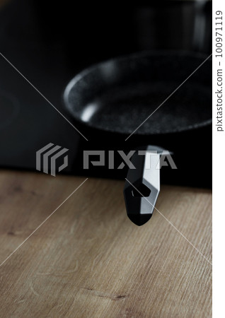 close up new kitchen frying pan close up new kitchen frying pan 100971119