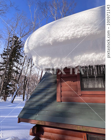 木屋屋頂上的雪和冰柱 木屋屋頂上的雪和冰柱 100971143