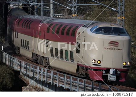 285系列日出出雲號(I1編隊)運行於白眉線 285系列日出出雲號(I1編隊)運行於白眉線 100971517