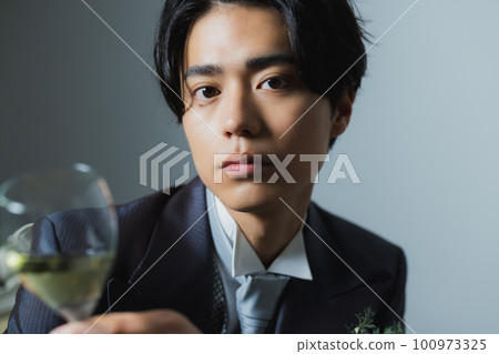 穿燕尾服的男新郎 穿燕尾服的男新郎 100973325