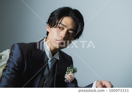 穿燕尾服的男新郎 穿燕尾服的男新郎 100973331