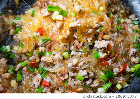 Meat Sauce mung bean noodles 100973378
