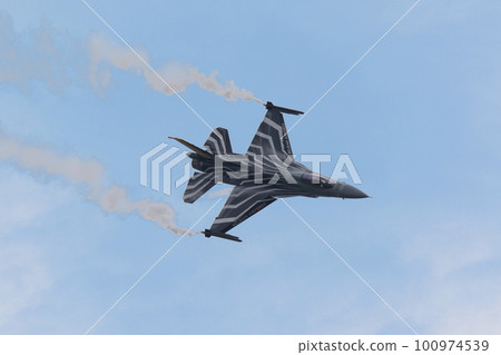 比利時空軍F-16展示隊盤旋 100974539
