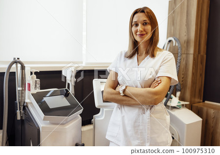 Cosmetologist dermatologist in a beauty clinic. Facial treatment 100975310