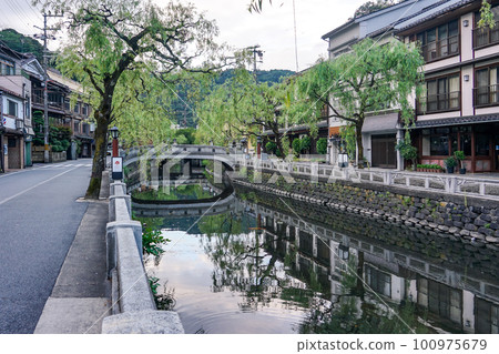 Quiet morning Yanagi-dori along the river bank of Kinosaki Onsen (Toyooka City, Hyogo Prefecture) 100975679
