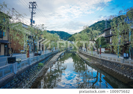 城崎溫泉河岸的寧靜早晨柳大道(兵庫縣豐岡市) 城崎溫泉河岸的寧靜早晨柳大道(兵庫縣豐岡市) 100975682