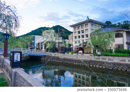 城崎溫泉河岸的寧靜早晨柳大道（兵庫縣豐岡市） 100975686