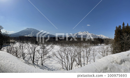 [Panorama photo] [Shinanomachi, Nagano Prefecture] Mt. Myoko and Mt. Kurohime in the melting snow 100975693