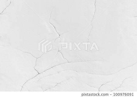 White old cracked surface with many cracks wall pattern texture abstract background 100976091