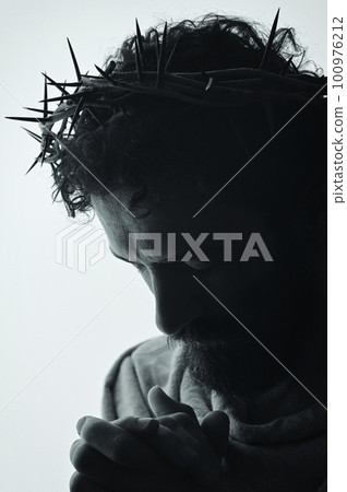 Jesus Christ with crown of thorns 100976212