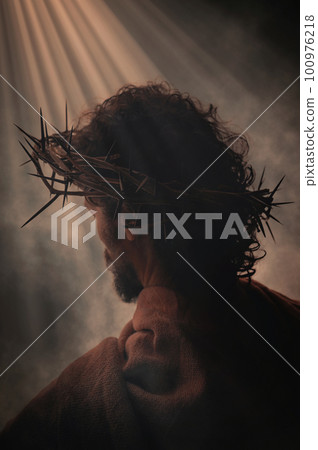 Jesus Christ with crown of thorns 100976218