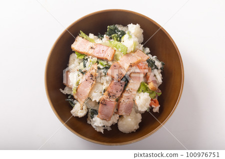 Spinach and bacon potato salad 100976751