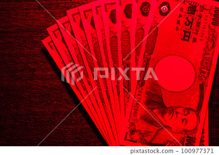 紅色背景上的鈔票 100977371