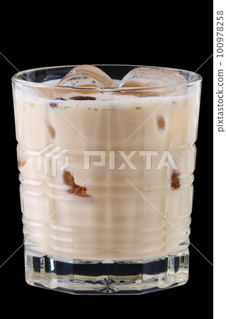 Cocktail white russian in facetted glass 100978258