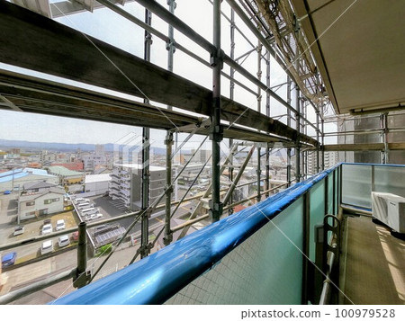 Large-scale repair of condominium Veranda 100979528