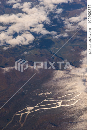 秋天的落葉和雪的鳥瞰圖 100980275