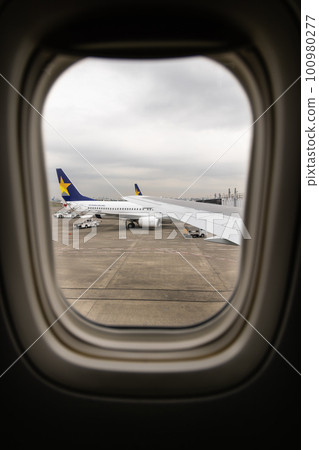 從飛機窗口查看 100980277