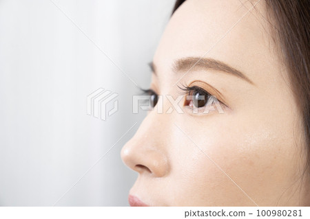 Close-up of a woman with eyelash extensions 100980281