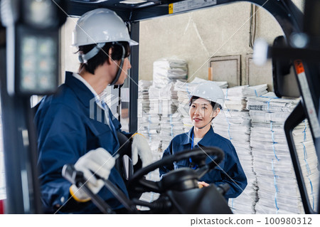 在報紙分發中心工作的工作人員 在報紙分發中心工作的工作人員 100980312