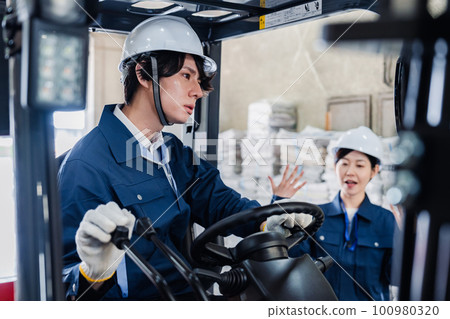 在報紙分發中心工作的工作人員 100980320