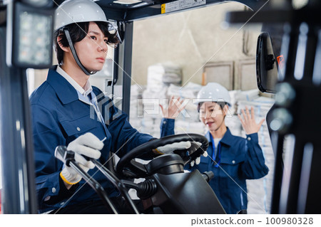 在報紙分發中心工作的工作人員 在報紙分發中心工作的工作人員 100980328
