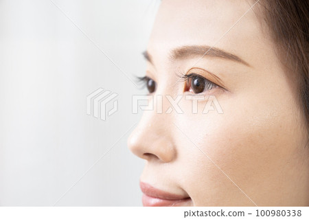 一個有睫毛延伸的女人的特寫鏡頭 100980338