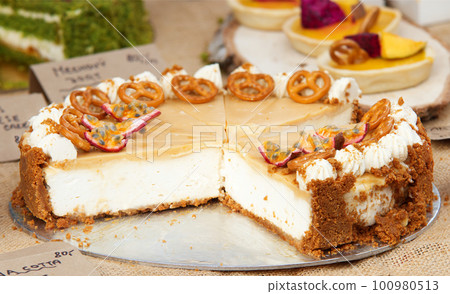No-bake cheesecake with salted caramel and fruits at the farmers street food market in Karlin, Prague. 100980513