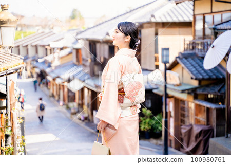 在京都觀光的和服的婦女 在京都觀光的和服的婦女 100980761