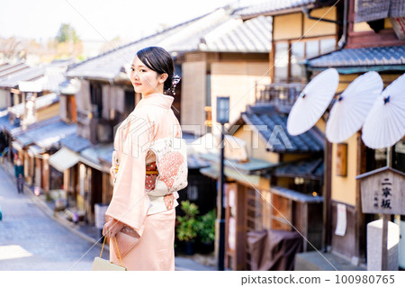 在京都觀光的和服的婦女 在京都觀光的和服的婦女 100980765