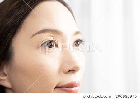一個有睫毛延伸的女人的特寫鏡頭 一個有睫毛延伸的女人的特寫鏡頭 100980979