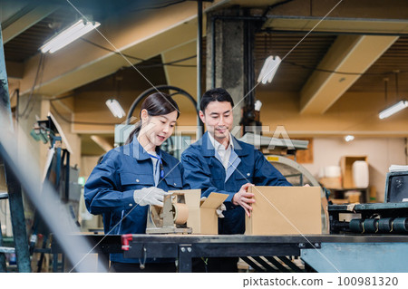 Staff who ship packages 100981320