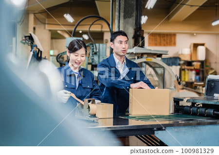 Staff who ship packages 100981329