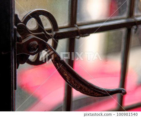 Old window hinge at Tudor House Museum Worcester - United Kingdom Old window hinge at Tudor House Museum Worcester - United Kingdom 100981540