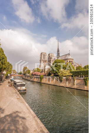 Notre Dame cathedral with houseboats on Seine during spring time in Paris, France Notre Dame cathedral with houseboats on Seine during spring time in Paris, France 100981614