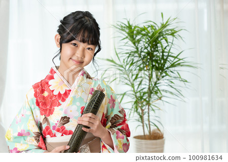 穿著袴獲得文憑的小學生 穿著袴獲得文憑的小學生 100981634