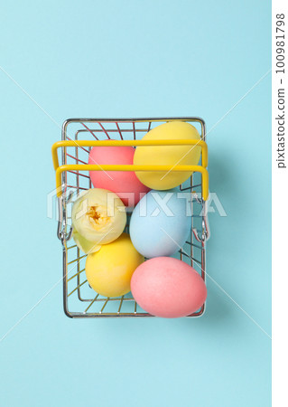 Concept of Easter shopping, holidays shopping concept, top view 100981798