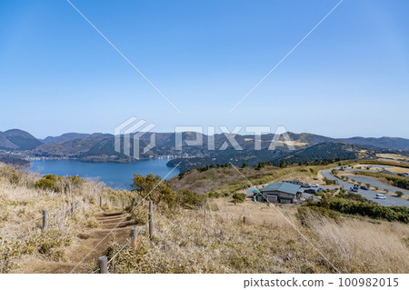 Lake Ashinoko Skyline The scenery seen from the Yamabushi Pass observatory Lake Ashinoko Skyline The scenery seen from the Yamabushi Pass observatory 100982015