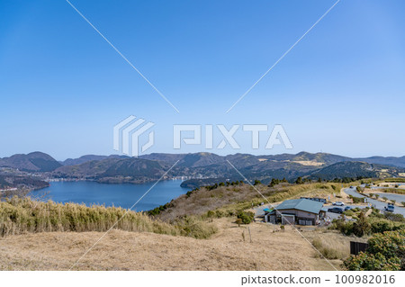 Lake Ashinoko Skyline The scenery seen from the Yamabushi Pass observatory Lake Ashinoko Skyline The scenery seen from the Yamabushi Pass observatory 100982016