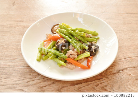 stir fried asparagus and black mushroom with chop pork in oyster sauce on dish stir fried asparagus and black mushroom with chop pork in oyster sauce on dish 100982213