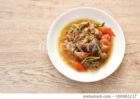 boiled slice braised beef and chili stew on plate 100982217