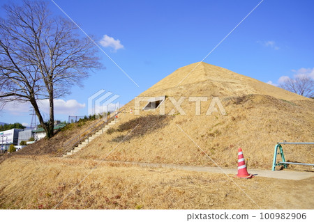 Yoraku Kanjo Burial Mound (Takatori Town, Nara Prefecture) Yoraku Kanjo Burial Mound (Takatori Town, Nara Prefecture) 100982906