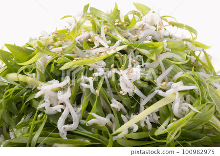 Kujo green onion and boiled whitebait salad 100982975